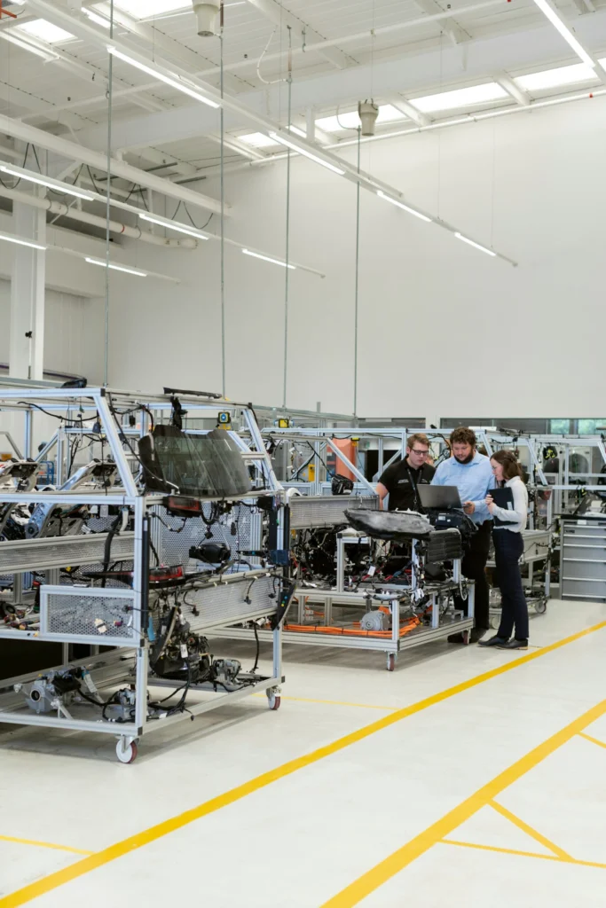 Ingenieros revisando línea de producción en planta industrial