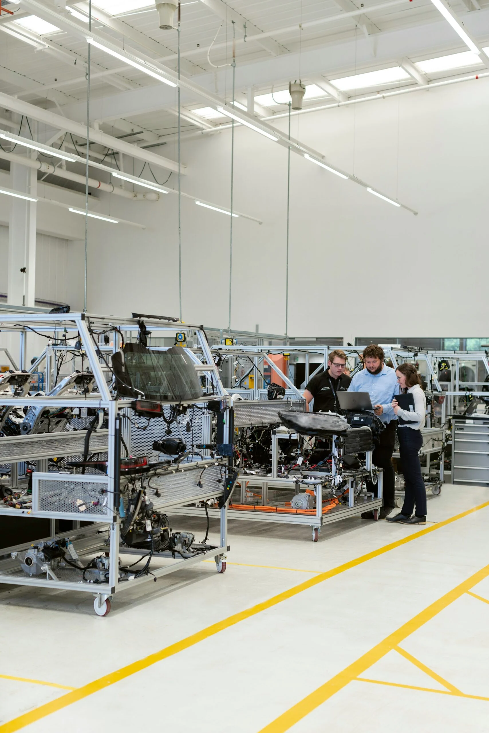 Ingenieros revisando línea de producción en planta industrial