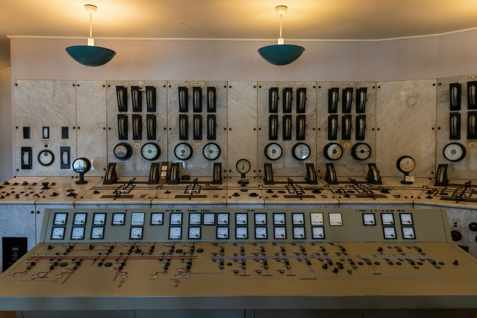 Sala de control con tablero de instrumentos eléctricos
