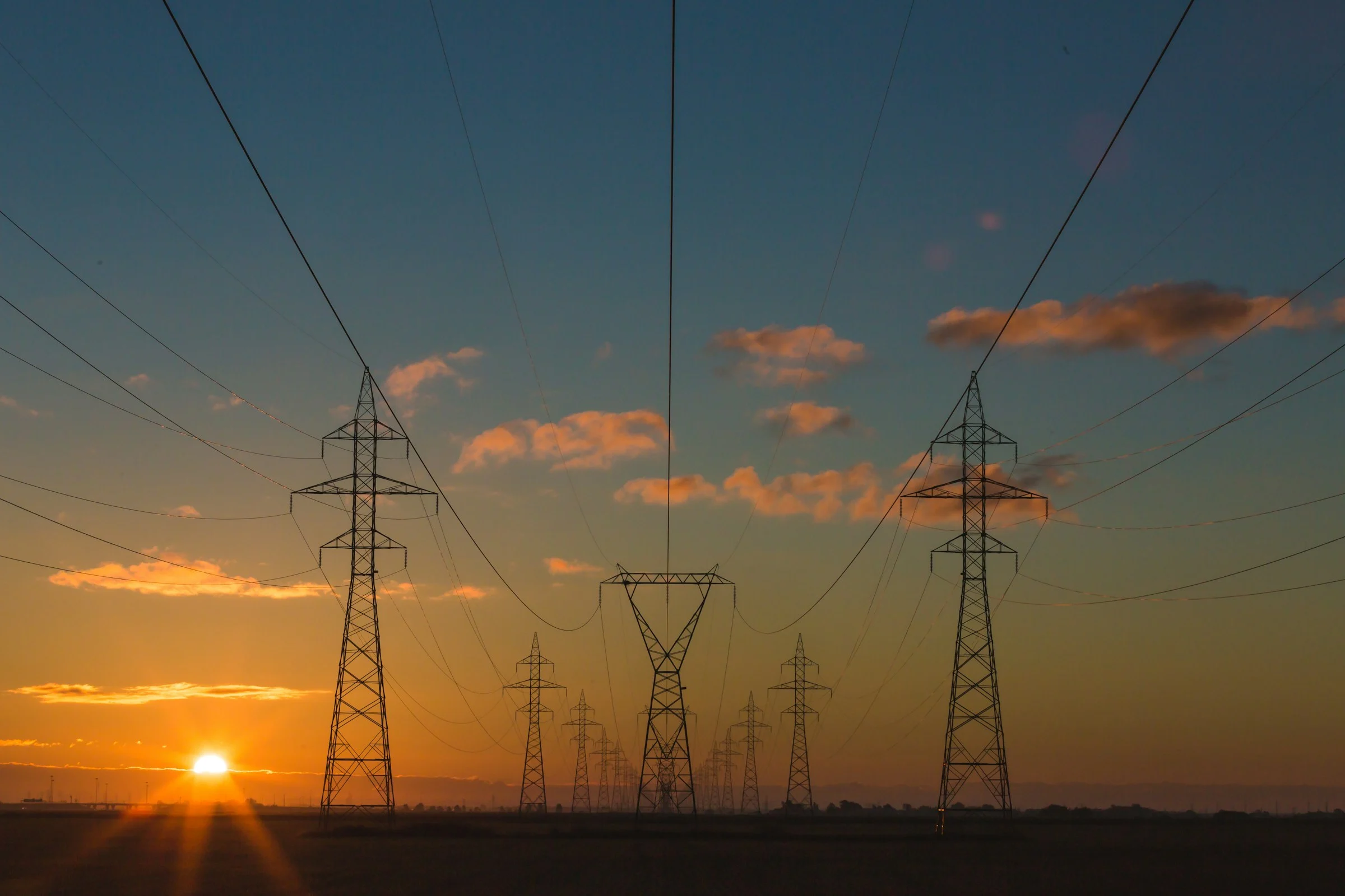 Líneas de transmisión de alta tensión al atardecer
