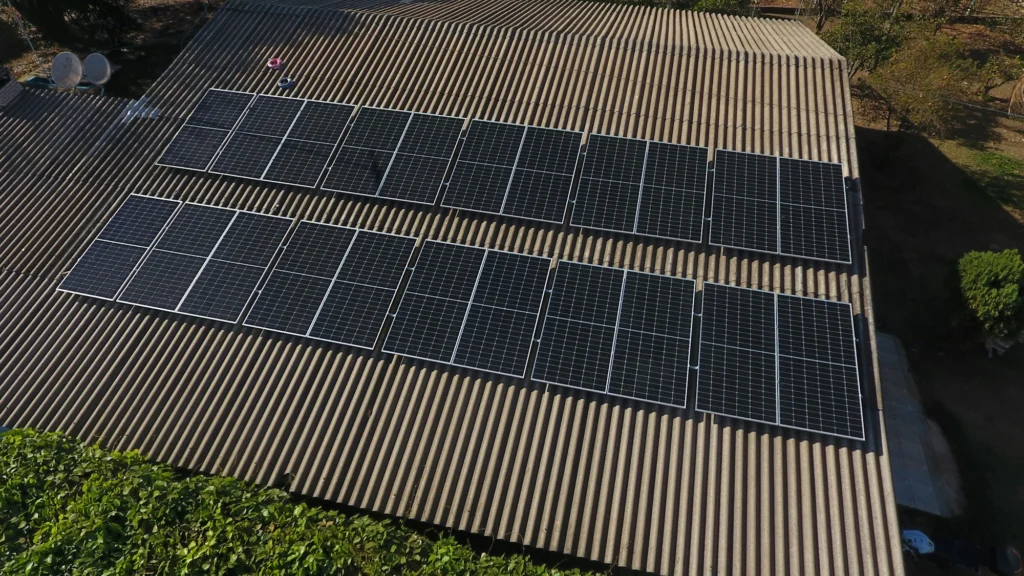 Vista aérea de paneles solares instalados en tejado
