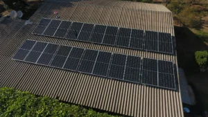 Vista aérea de paneles solares instalados en tejado