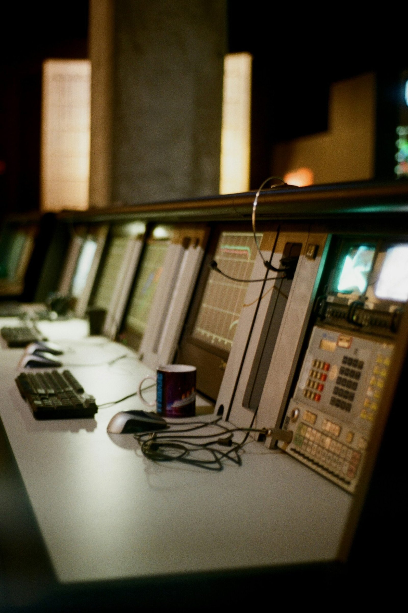 Sala de control con monitoreo del sistema eléctrico