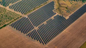 Vista aérea de parque solar fotovoltaico