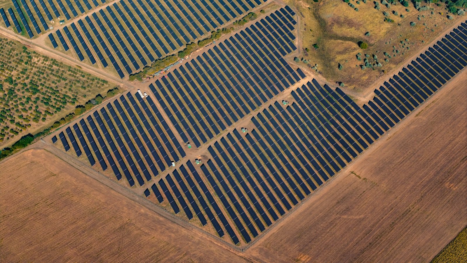 Vista aérea de parque solar fotovoltaico