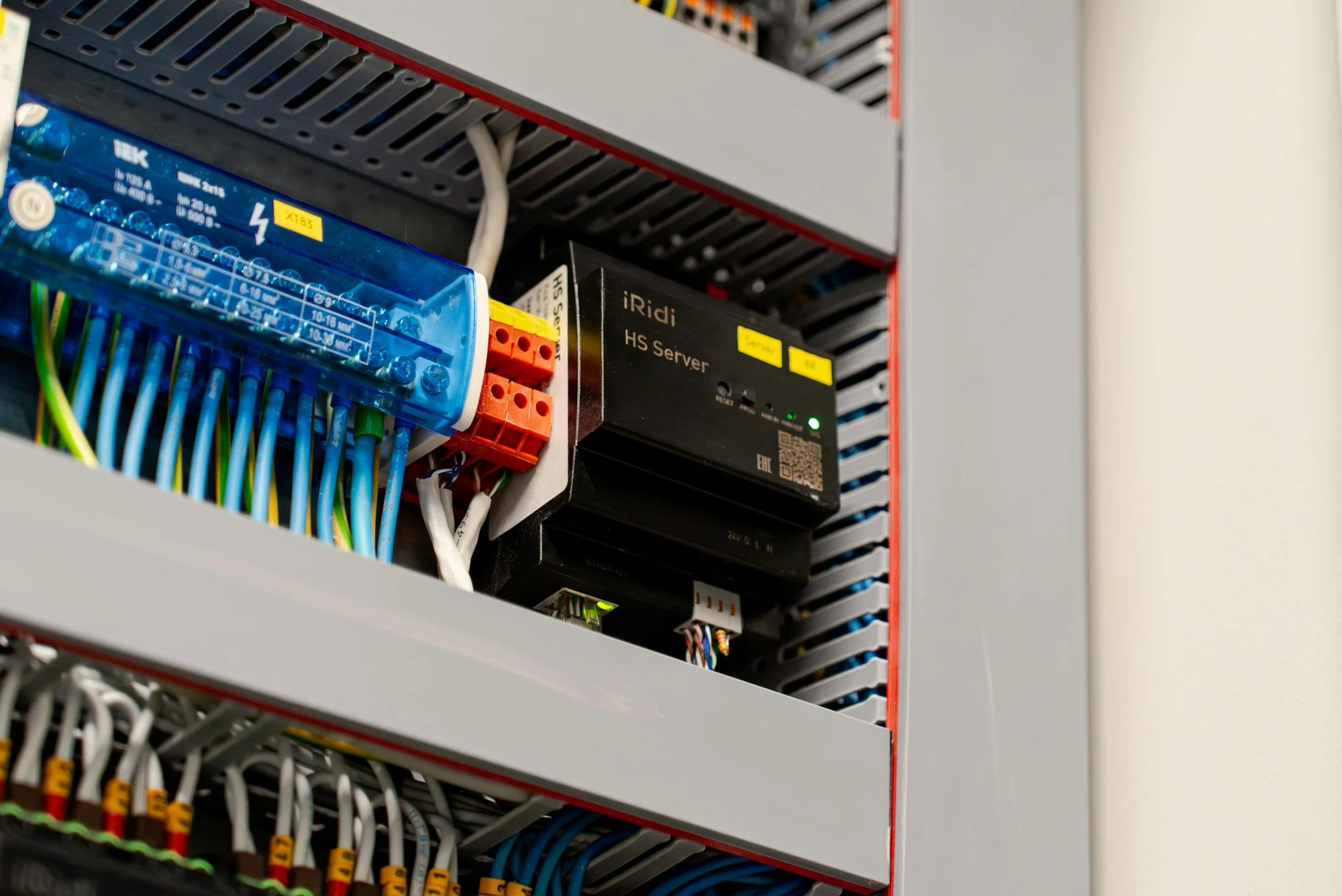 Tablero eléctrico con cableado y componentes