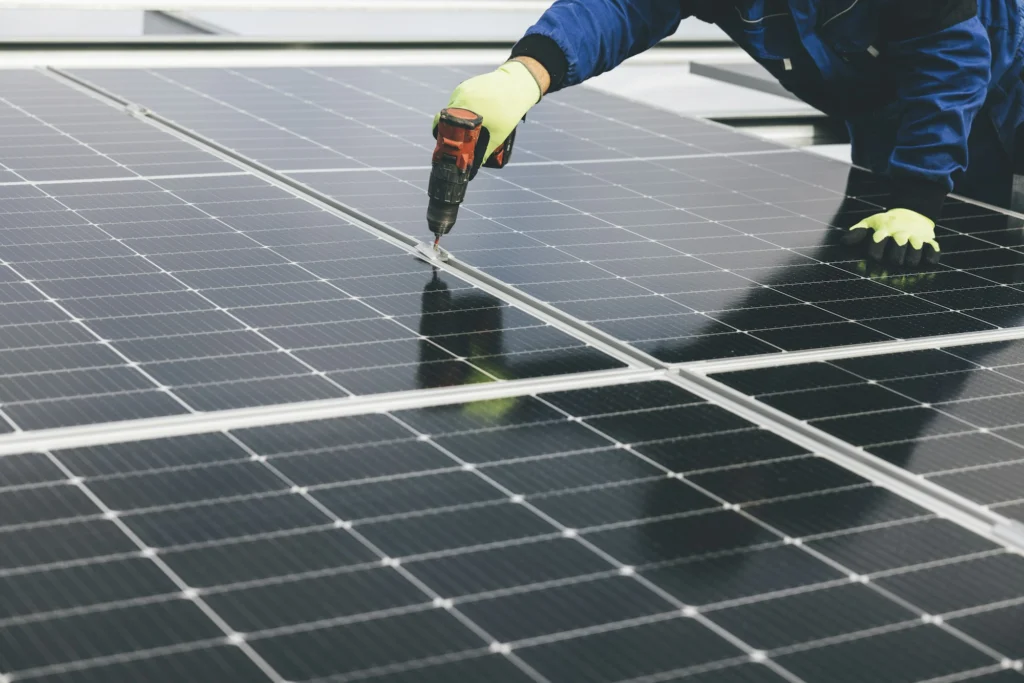 Técnico instalando paneles solares fotovoltaicos