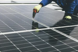 Técnico instalando paneles solares fotovoltaicos
