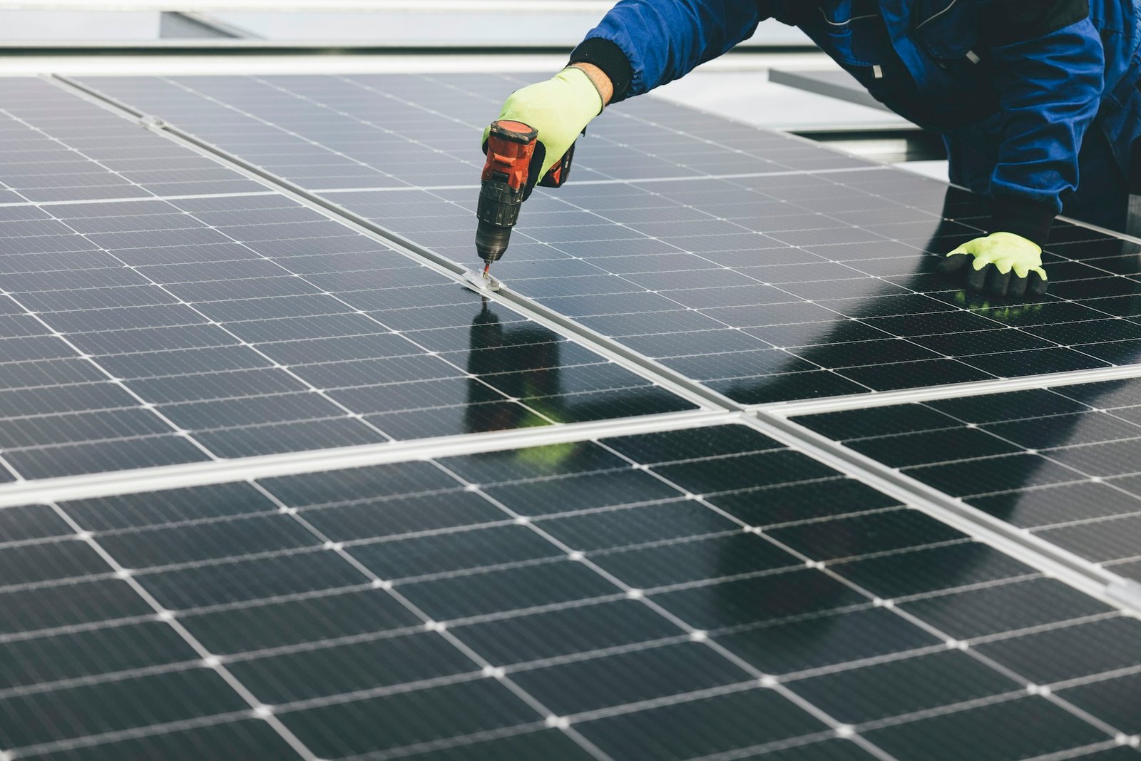 Técnico instalando paneles solares fotovoltaicos para generación en sitio