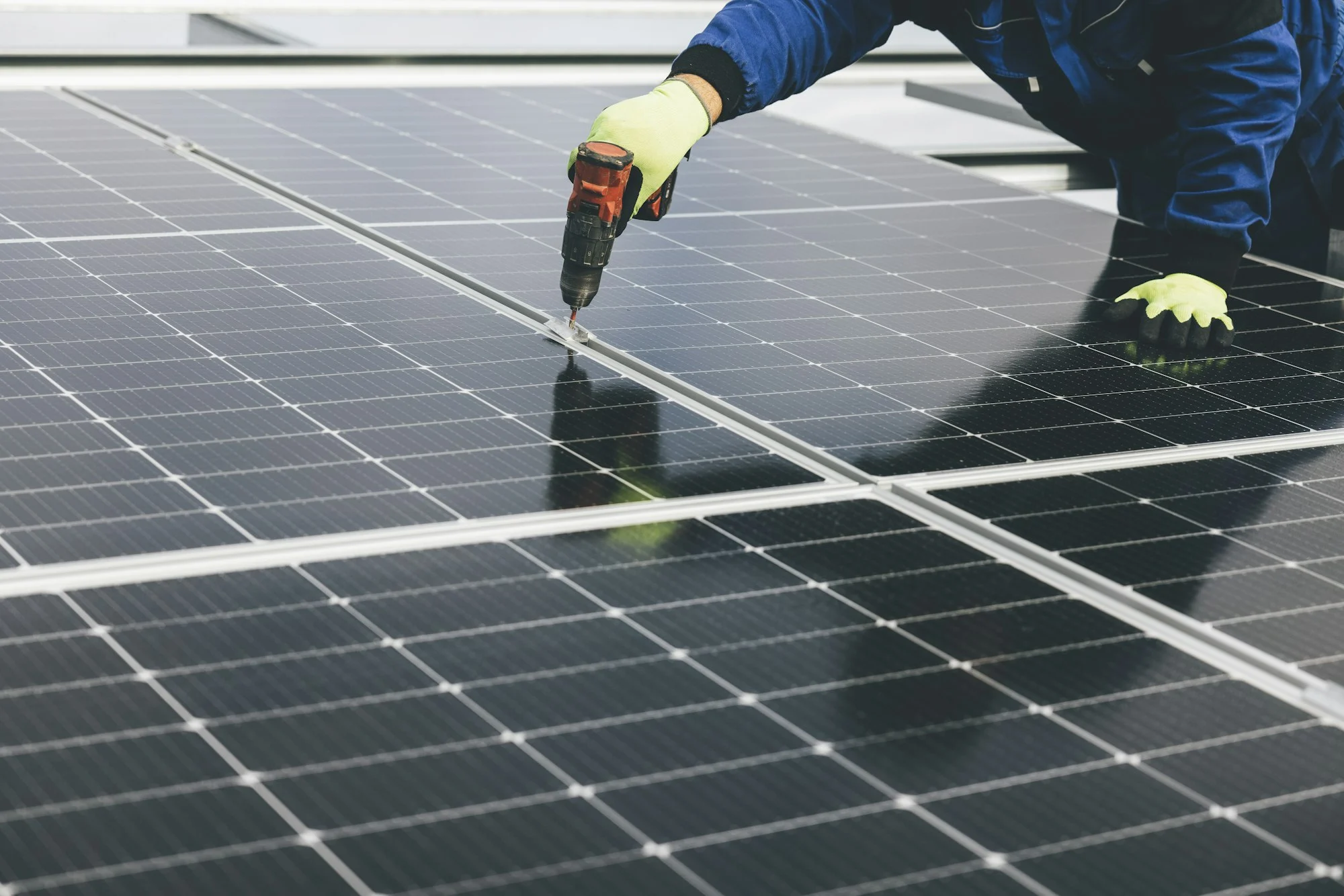 Técnico instalando paneles solares fotovoltaicos