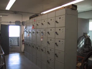 Sala con centro de control de motores de 480 V, equipo donde existe riesgo de arco eléctrico