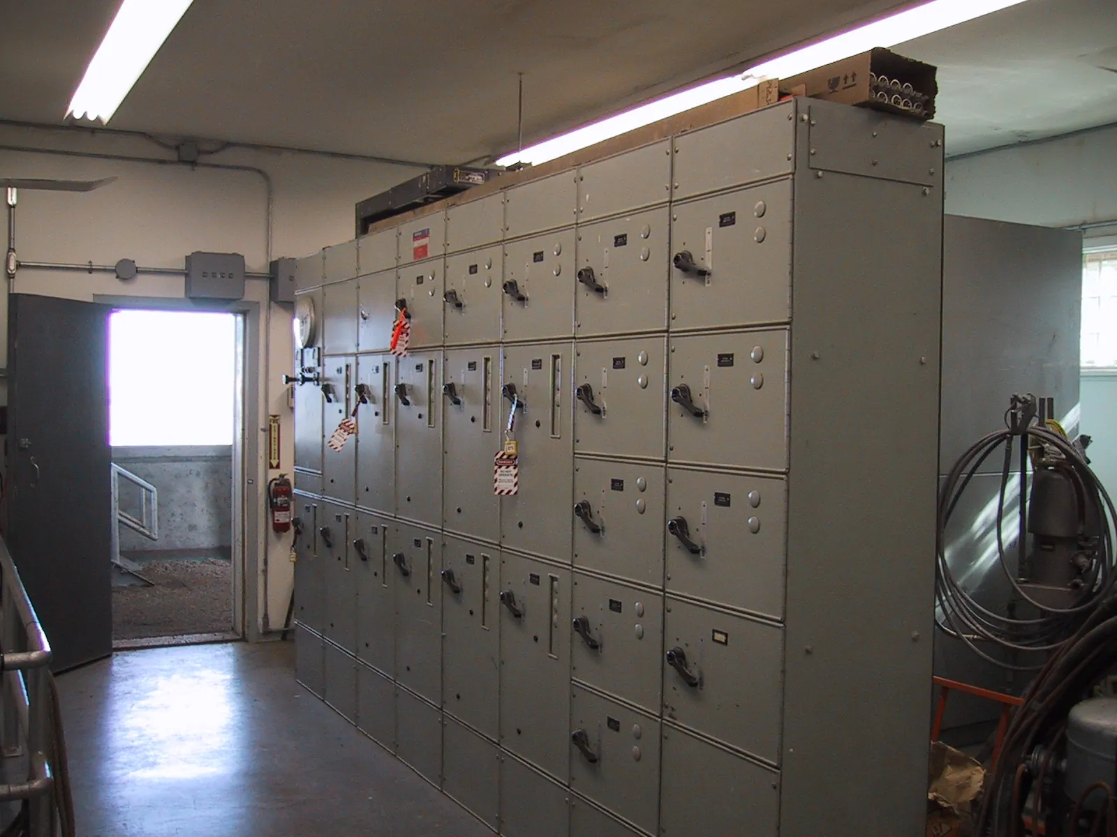 Sala con centro de control de motores de 480 V, equipo donde existe riesgo de arco eléctrico