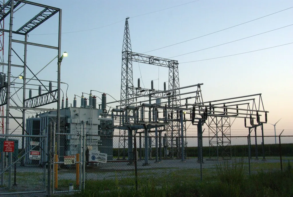 Subestación eléctrica con transformador de potencia y estructuras de media tensión al atardecer
