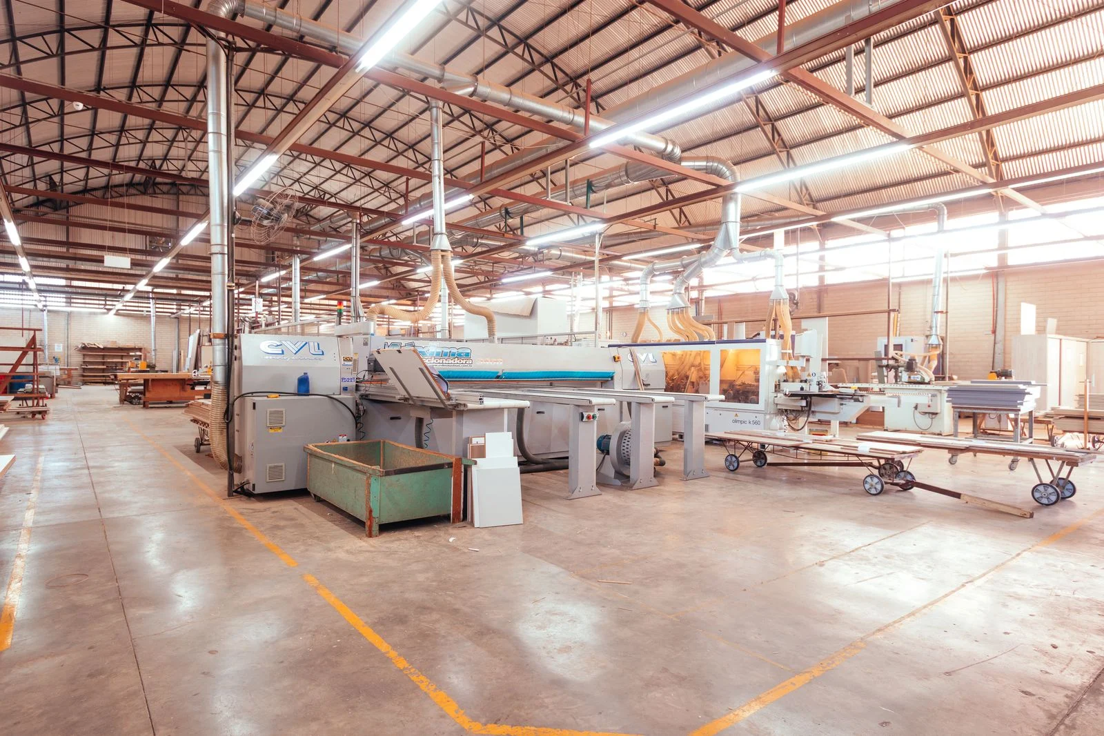 Nave industrial con maquinaria de producción donde se mide el perfil de carga eléctrica