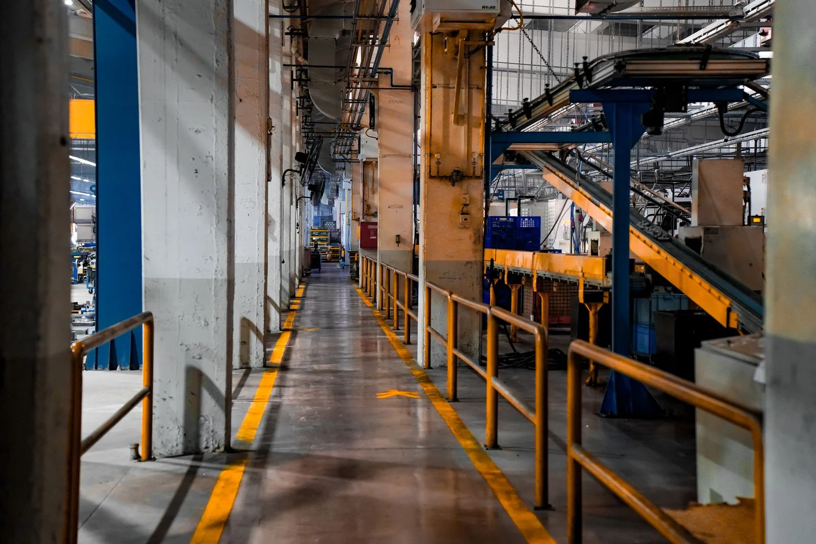 Piso de produccion industrial con transportadores y maquinaria cuyo consumo define el pico de demanda