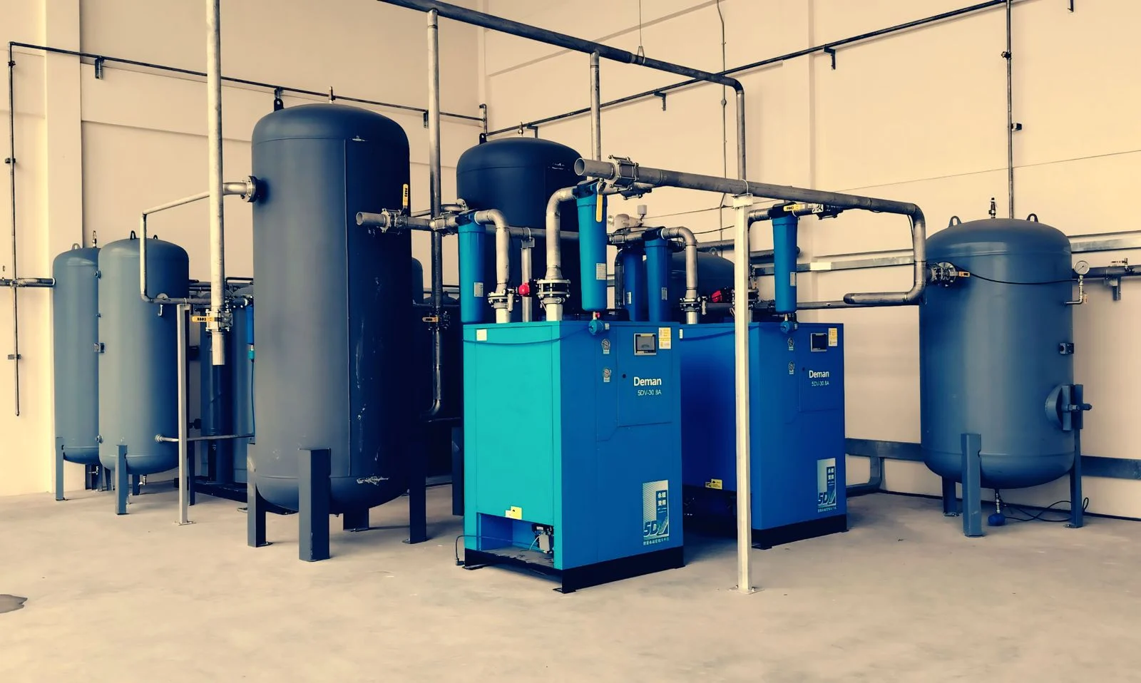 Sala de compresores de aire industriales con tanques receptores, una carga típica que se puede reprogramar