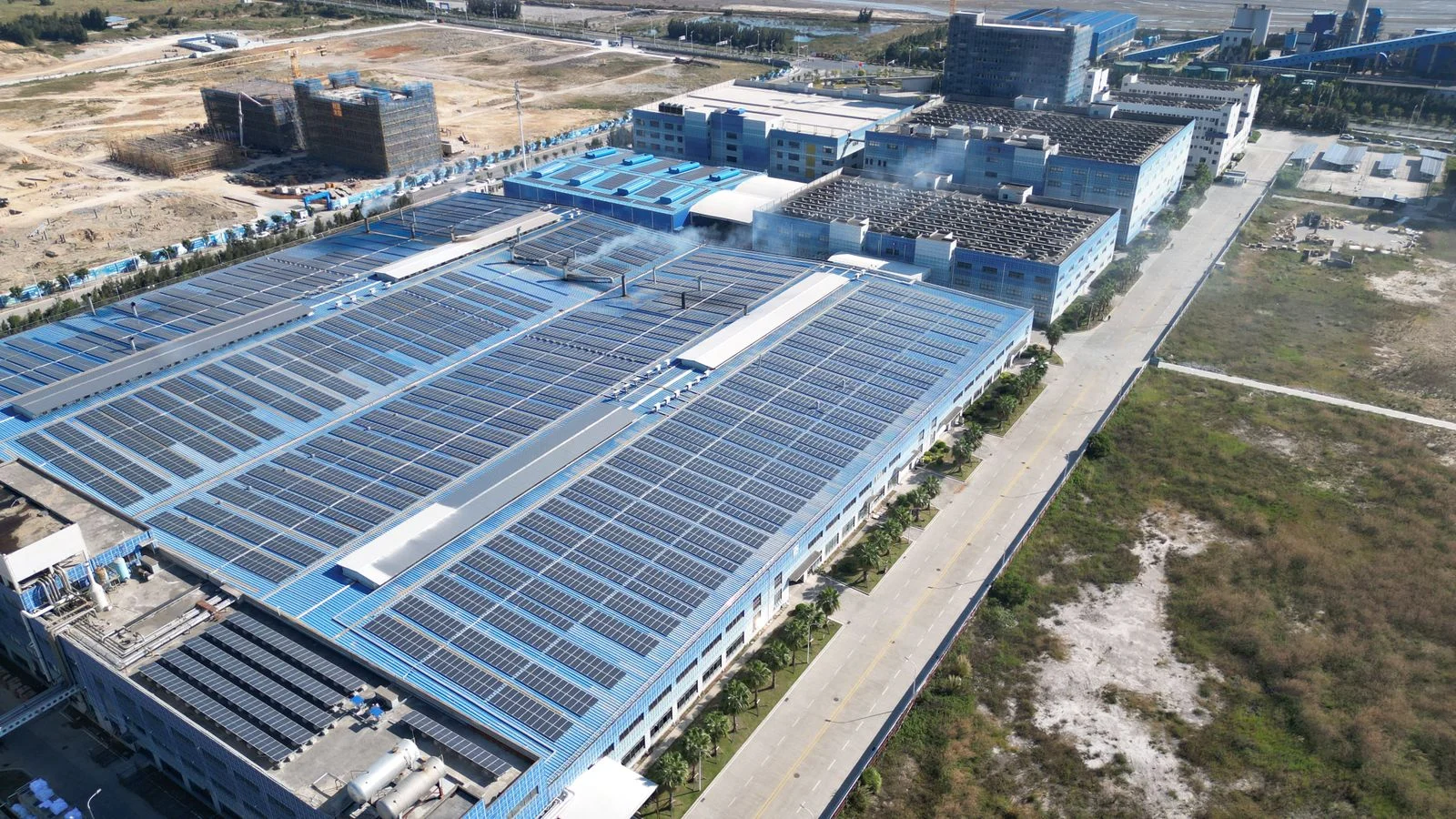 Sistema fotovoltaico instalado en el techo de una nave industrial para generación en sitio