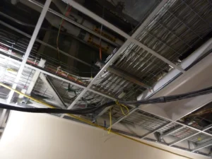 Charolas portacables y canalizaciones eléctricas en el techo de una instalación industrial